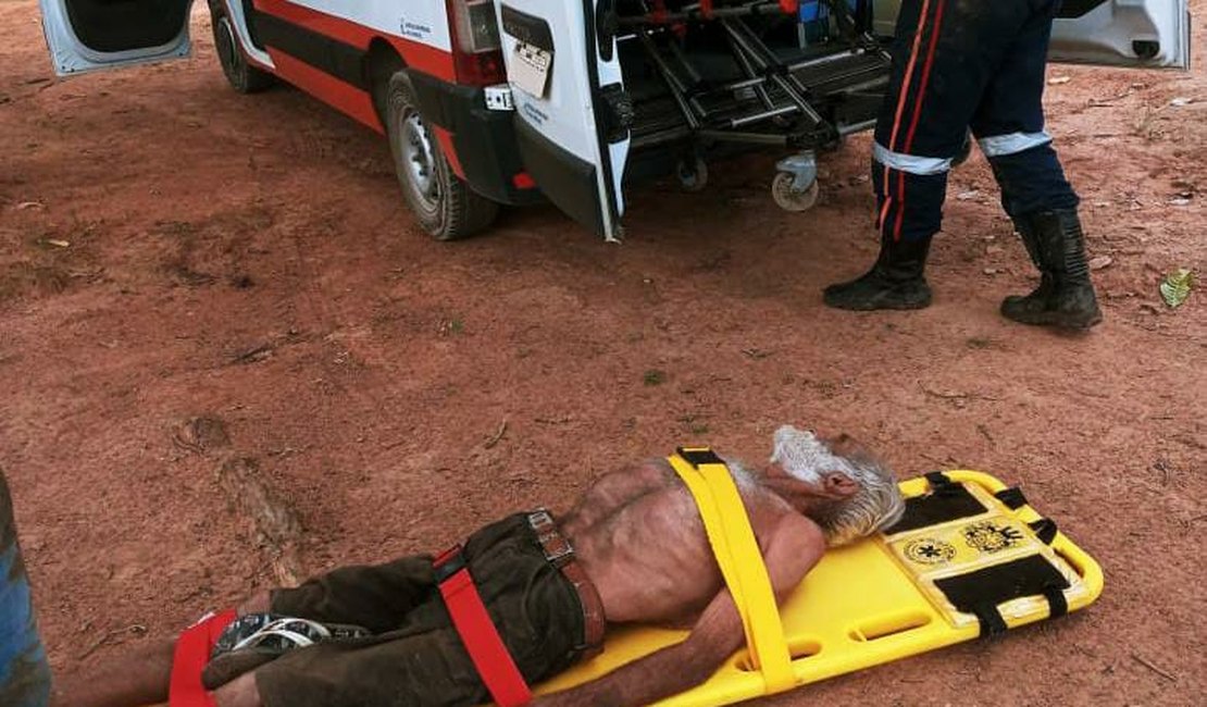 Idoso é resgatado em local de difícil acesso em Arapiraca após dias sem comer