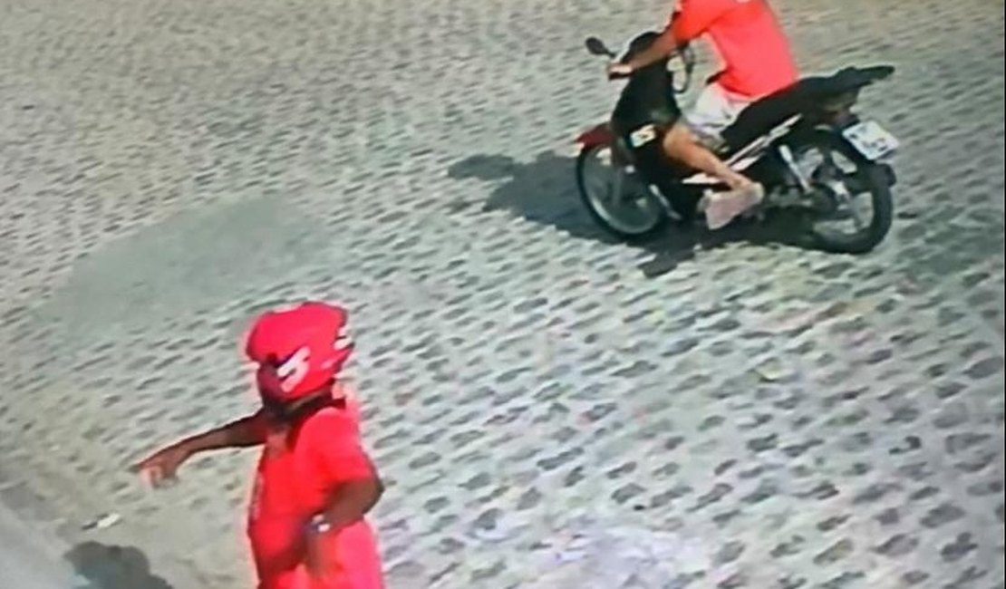 Câmera de segurança flagra dupla assaltando mulher em Arapiraca; assista
