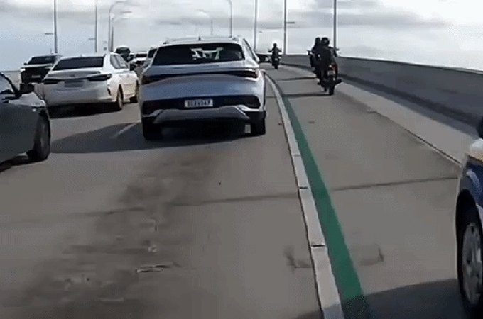 Donos de BYD se tornam vítimas de brincadeira perigosa no trânsito