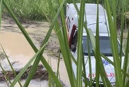 Motorista de ambulância cai em ribanceira e acidente deixa feridos no interior de Alagoas