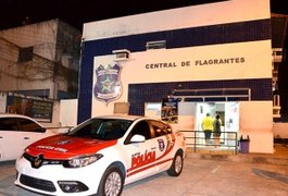 Homem golpeia porta da casa do vizinho para matar esposa com facão