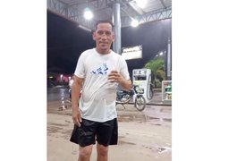 Homem que viralizou correndo bêbado de chinelo agora treina sóbrio e de tênis