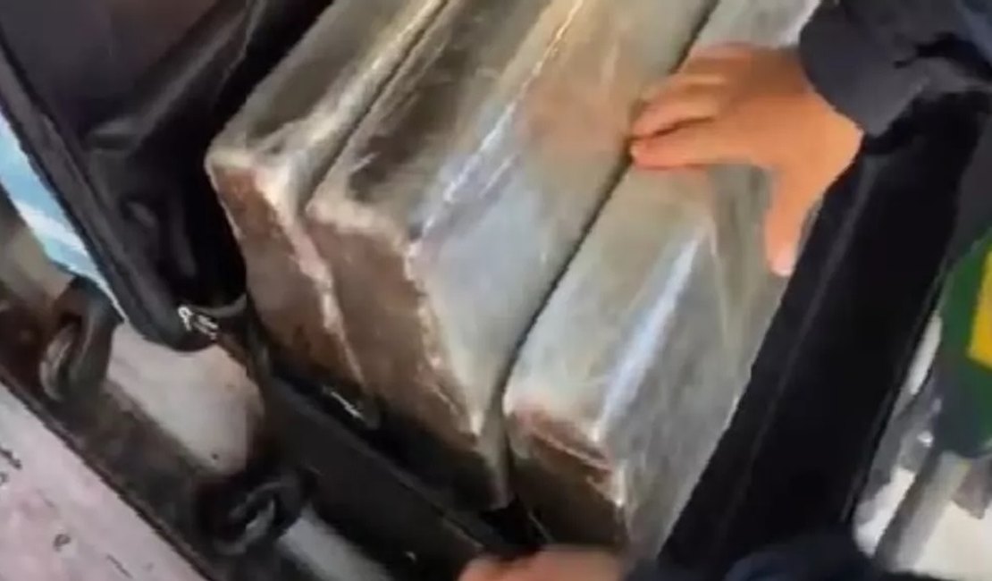 Mulher é presa com mais de 21 kg de maconha dentro de mala em São Sebastião, AL