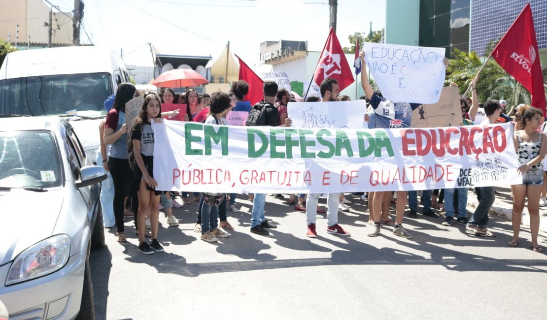 Vídeo. Estudantes e servidores da educação vão às ruas de Arapiraca em protesto contra cortes