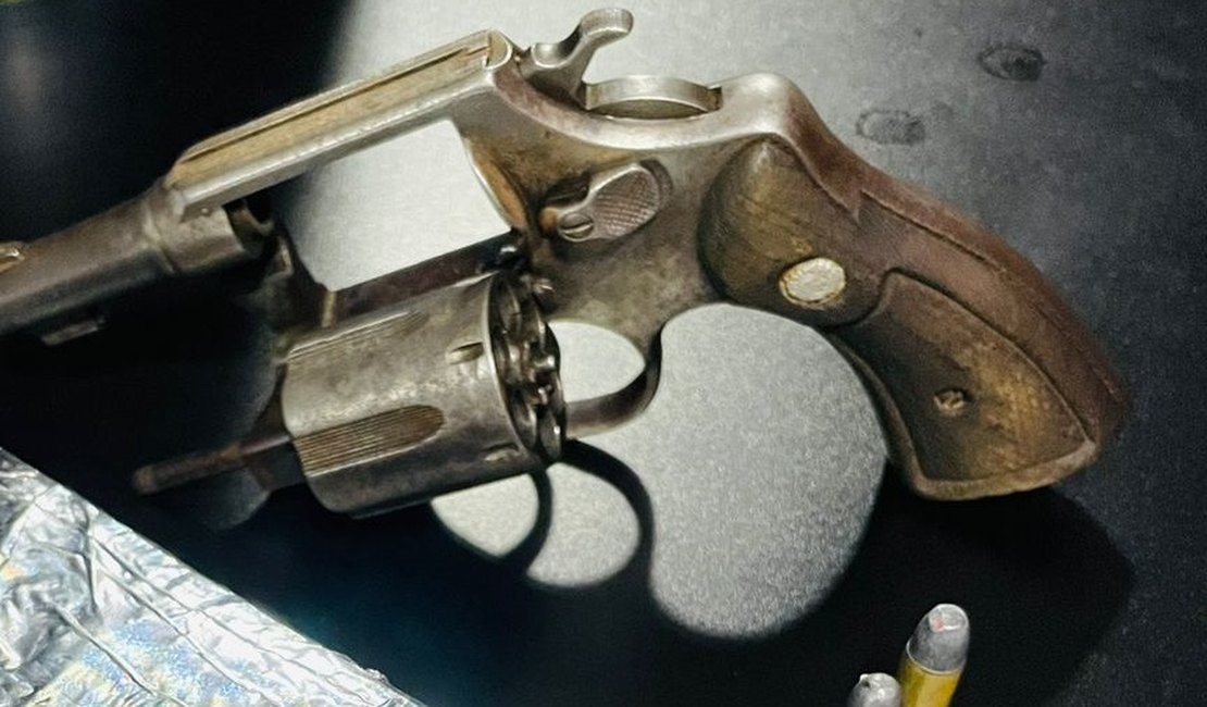 Homem é preso ao ser flagrado com arma, dentro de carro, em São Sebastião