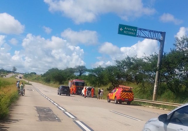 Corpo de Bombeiros é acionado para apagar chamas em Kombi na BR-101
