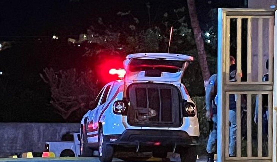 Homem embriagado é preso após agredir a esposa e atacar militar, em Maceió