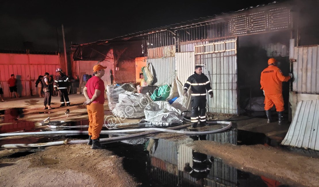 Incêndio atinge galpão utilizado para armazenamento de materiais recicláveis em Arapiraca