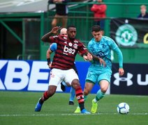 Com gol de Bruno Henrique, Flamengo bate Chapecoense e segue na liderança