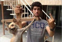 Foto de jovem com cachorra crucificada causa indignação no Facebook