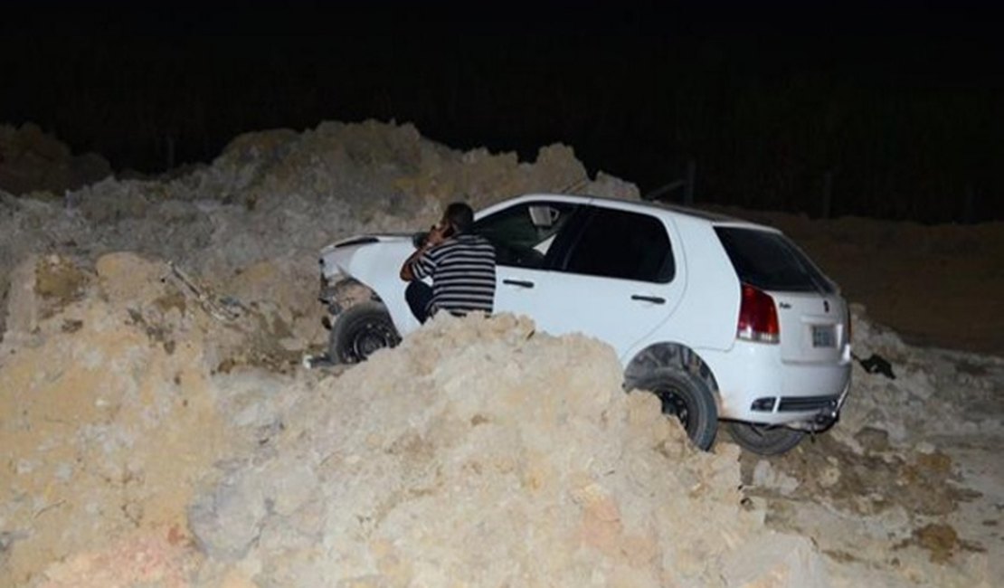 Pai e filho ficam feridos após carro colidir contra barranco na BR-101