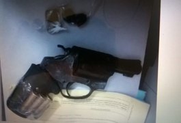 Suspeito de tráfico de drogas reage a prisão e atira contra policiais, em AL
