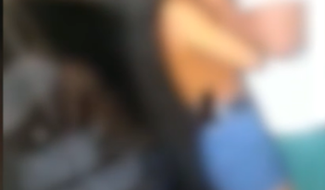 VÍDEO: Amante invade casa e implora por amor de homem casado na frente da esposa dele: 'Corna mansa'