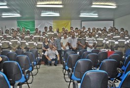 Célia Rocha entrega novo uniforme aos agentes de trânsito de Arapiraca