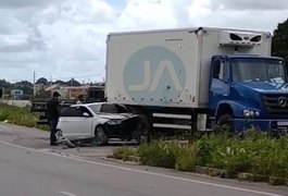 Carro fica preso embaixo de caminhão-baú em colisão traseira no Sítio Capim