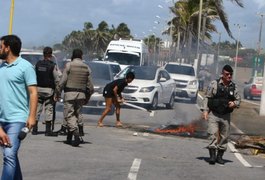 Familiares protestam e fecham avenida contra sumiço de jovem em Maceió