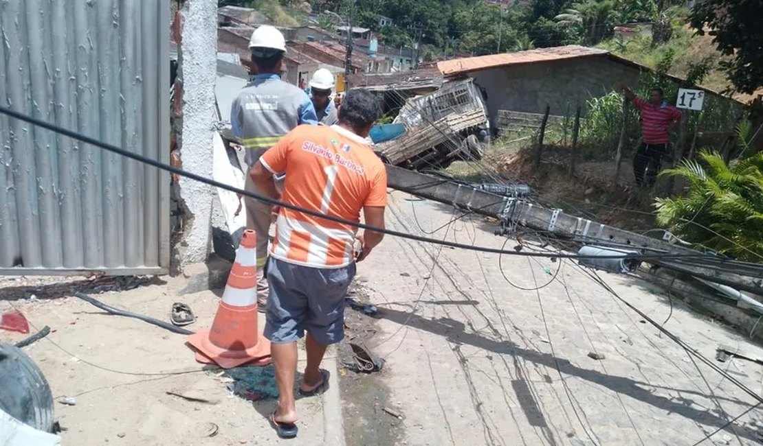 Caminhão perde freio, desce ladeira e atinge muro de residência na parte alta de Maceió