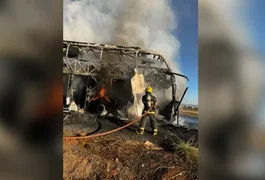 Ônibus com 65 passageiros pega fogo e interdita rodovia