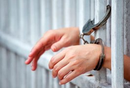 Policial penal entra em cela e mata homem que estuprou a esposa dele