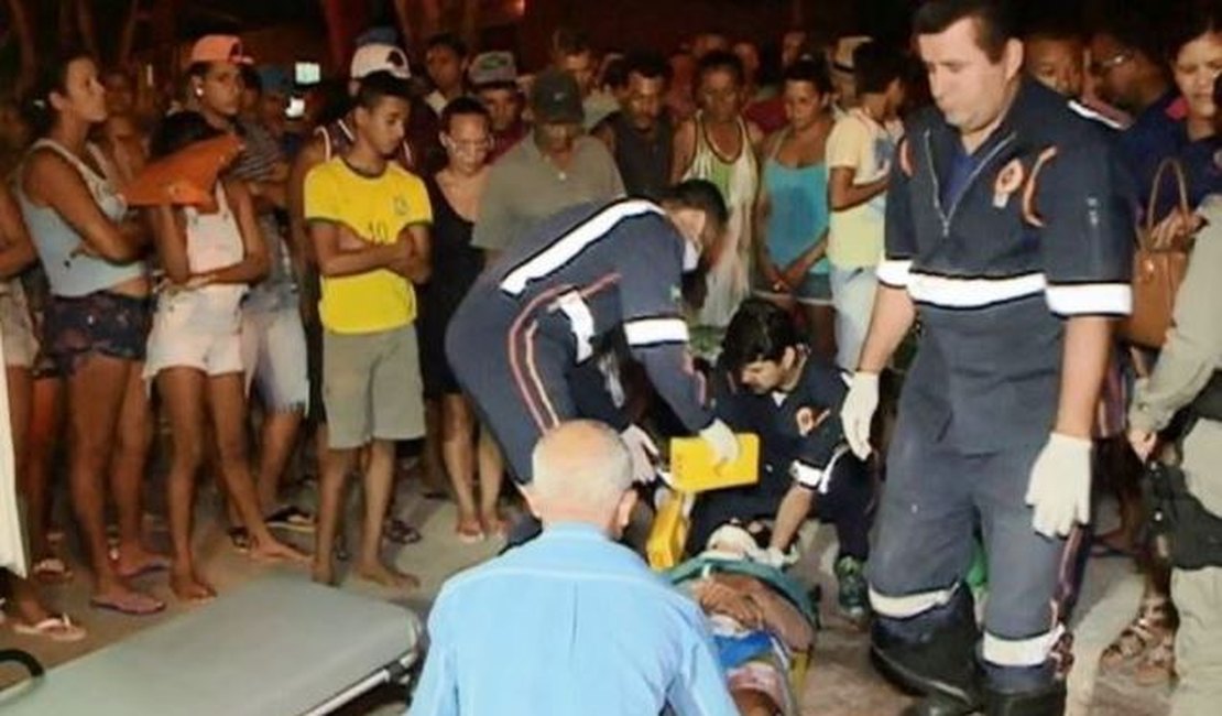 Motociclista ferido com tiro no rosto pilota até avenida e pede ajuda