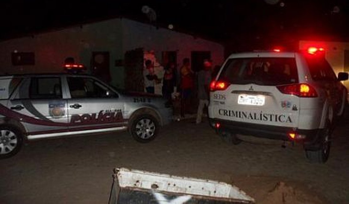 Homem é assassinado na porta de casa em Maribondo