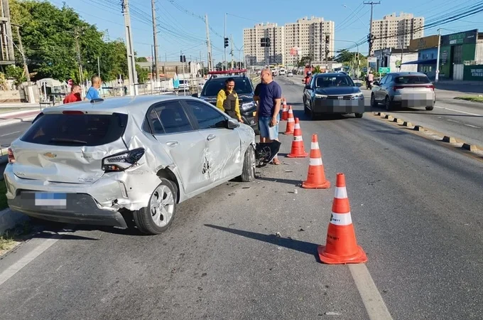 Colisão entre caminhão e carro é registrada na Avenida Menino Marcelo, na parte alta de Maceió
