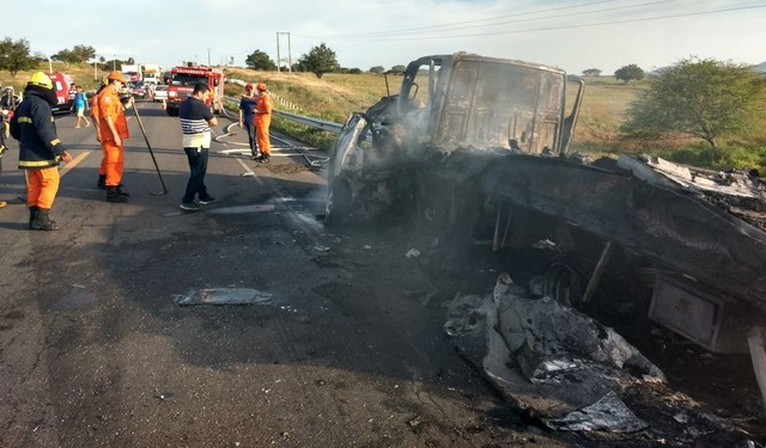 Familiares reconhecem corpos de vítimas carbonizadas em acidente em Palmeira dos Índios