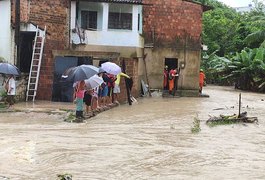 Idosos, bebê e mulher precisam ser resgatados pelos bombeiros após ficarem ilhados