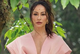 Foto de Sabrina Sato completamente nua durante banho em rio viraliza