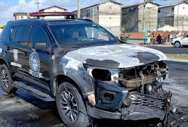 Viatura do BOPE pega fogo em avenida na parte baixa de Maceió; assista