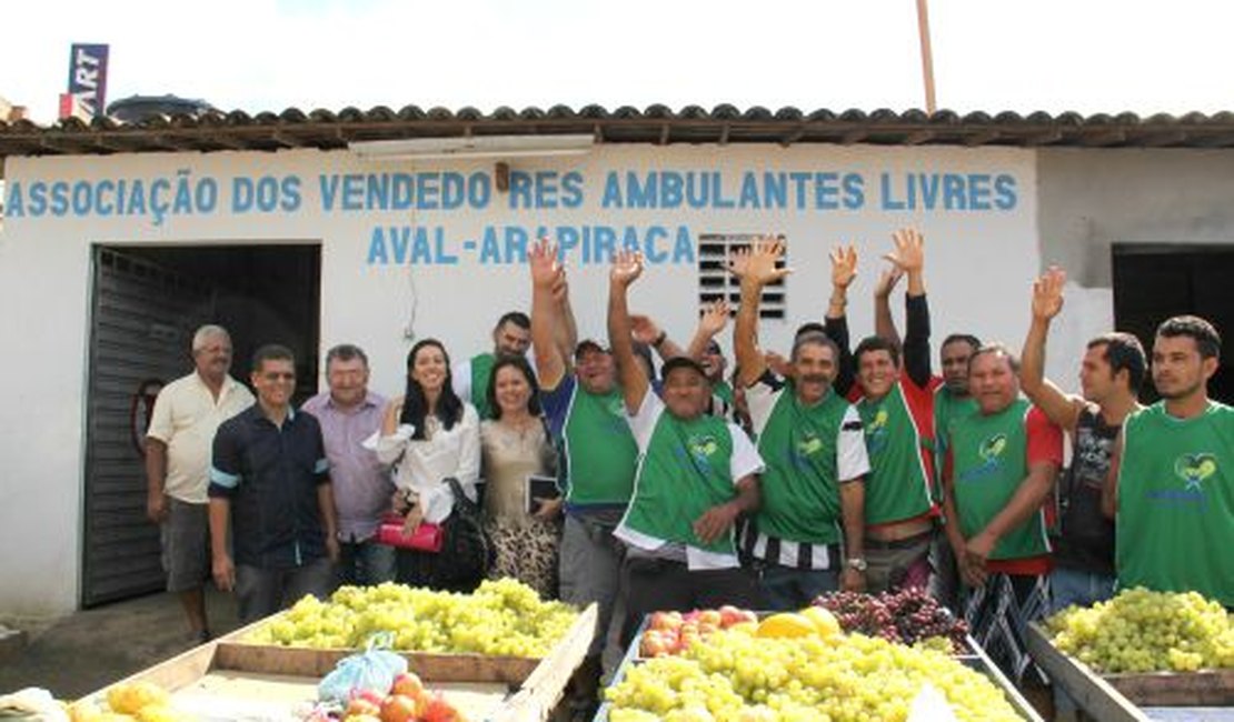 Prefeitura faz entrega de coletes e pontos fixos a autônomos