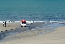 Ambulância atola durante socorro a mulher grávida em praia de Maceió