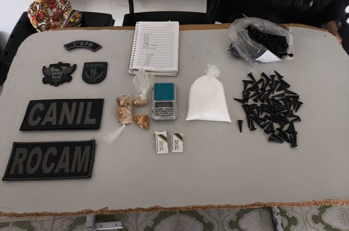 Traficante foge, mas polícia apreende cocaína, crack e caderno com anotações de venda de drogas, em Arapiraca