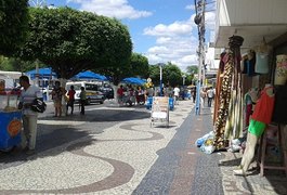 Condutora perde controle de ‘cinquentinha’ e colide em loja no Sertão