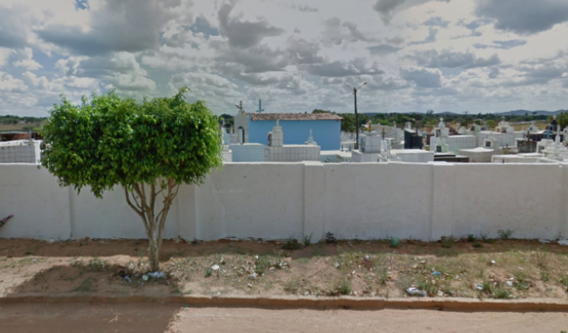 Casal em motocicleta assalta pedestre perto de cemitério em Arapiraca