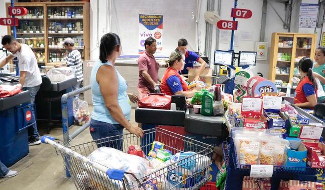 Clientes aproveitam promoção de queima de estoque no Jomart em Arapiraca