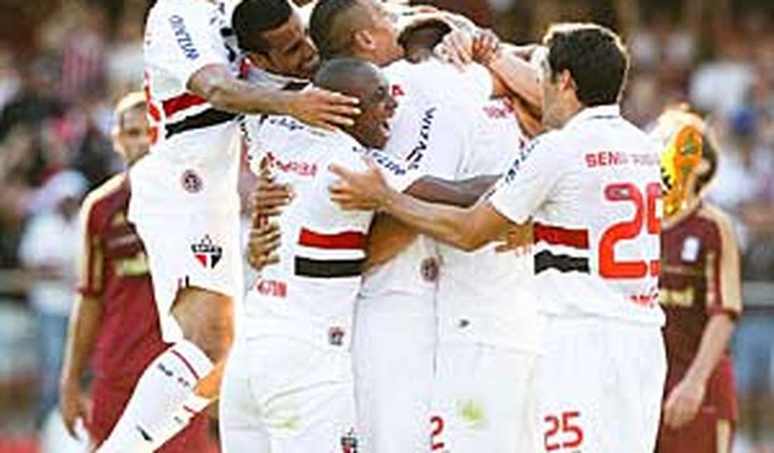 São Paulo espanta Fluminense e vence a primeira em três meses