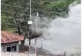 Vídeo. Poste pega fogo e assusta populares, em Arapiraca