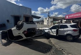 Motorista perde controle, provoca colisões e capota veículo no bairro Brasília, em Arapiraca