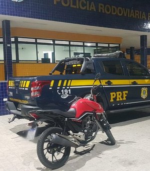 PRF recupera motocicleta roubada e prende homem por crime de receptação no Sertão de Alagoas