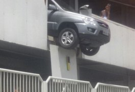 Condutor perde controle e carro fica 'pendurado' no estacionamento, em Maceió
