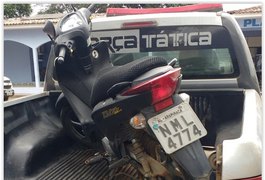 Em matagal, Força Tática localiza moto roubada ontem em Arapiraca