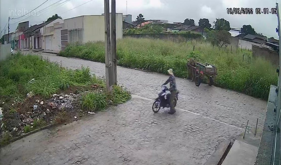 Câmera flagra carroceiro furtando moto de funcionária de fábrica em Arapiraca