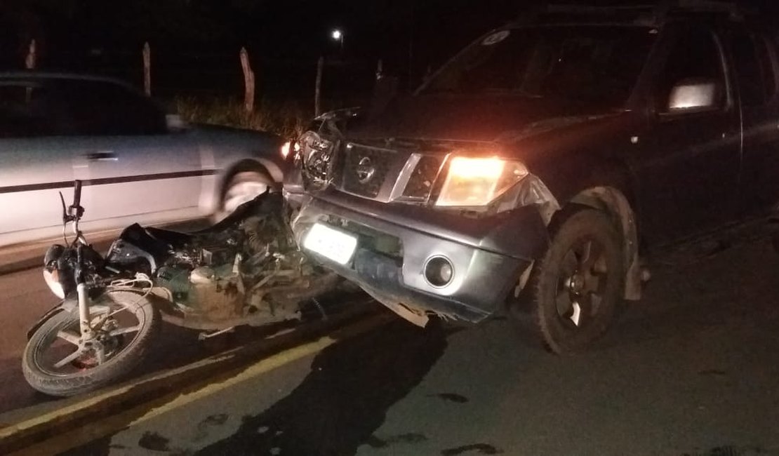 Colisão entre carro e moto deixa dois mortos na AL-450