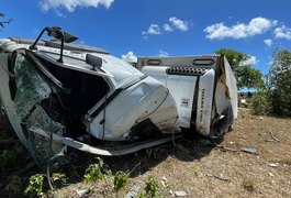 Carreta tomba e deixa motorista ferido, na ladeira do Catolé, em Satuba