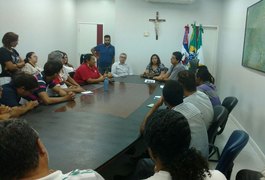 Servidores e secretários de Arapiraca se reúnem para discutir salário atrasado