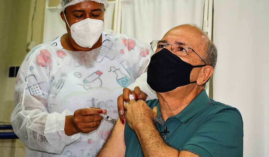 Prefeito de Penedo, Ronaldo Lopes, recebe primeira dose da vacina contra Covid-19