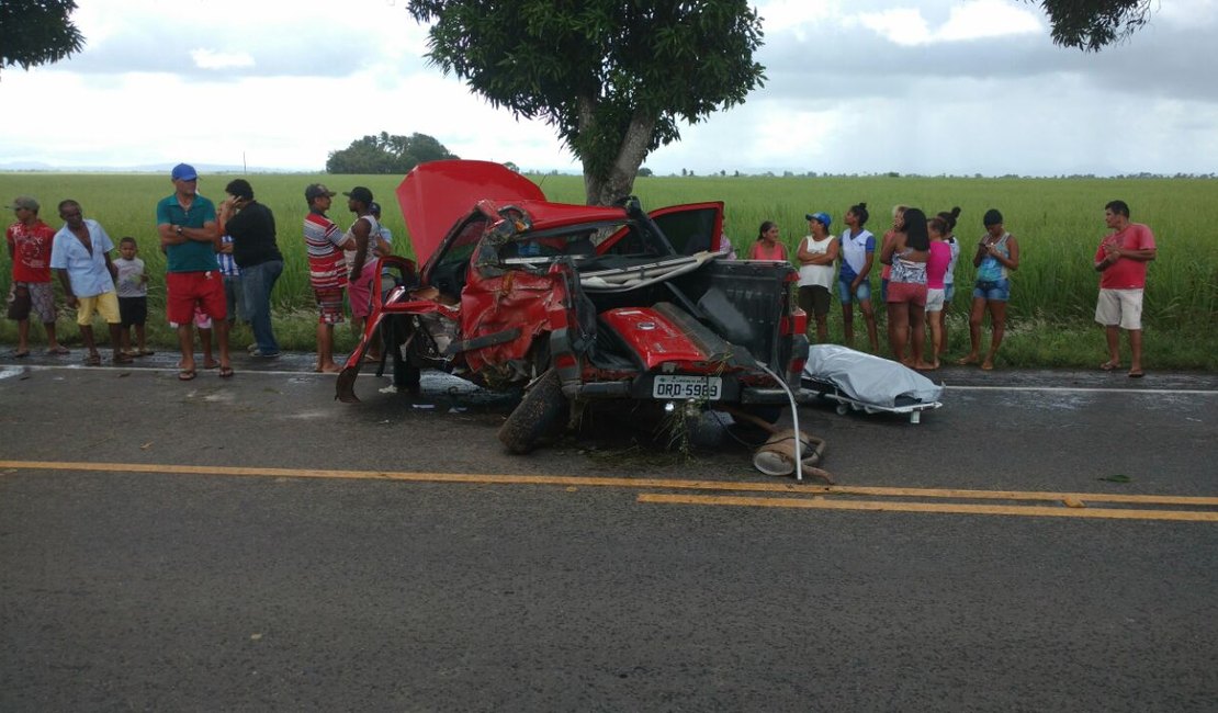 Grave acidente deixa um morto e um ferido na AL-220, em Campo Alegre