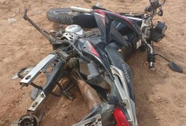 PM recupera moto roubada abandonada no bairro Boa Vista, em Arapiraca