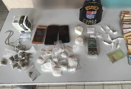 PM prende dois homens por tráfico de drogas em grota de Maceió